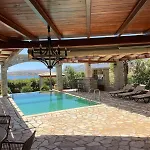 With Private Pool And Stunning Sea View فيلة Galaxídhion